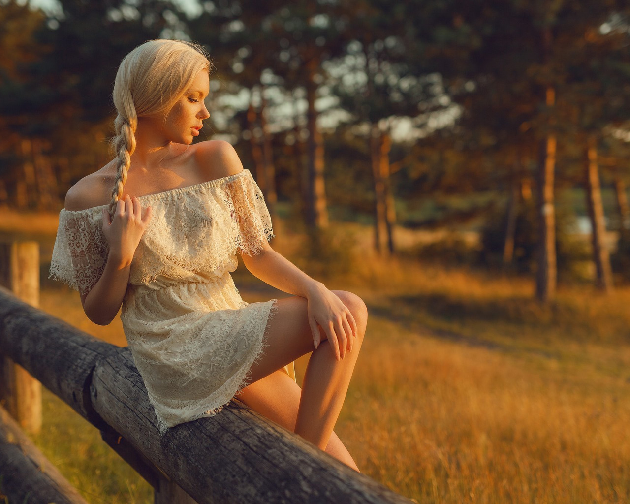 Блонда показала голую киску под белым платьем на природе