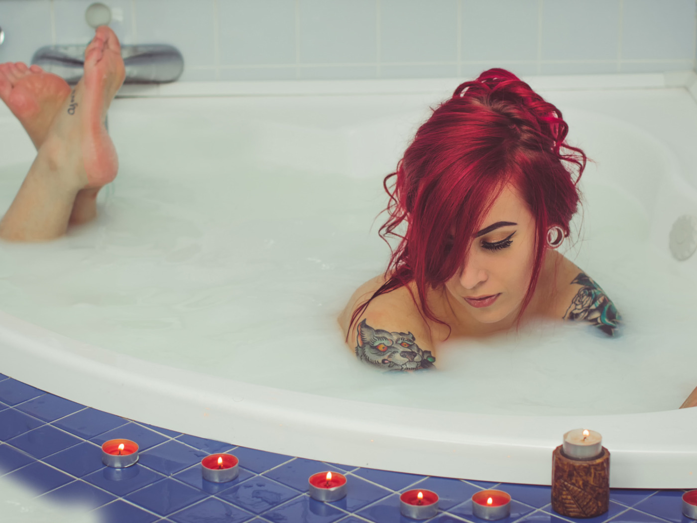 Рыжая красотка эмо с тату шалит в ванной с секс игрушкой в домашнем видео
