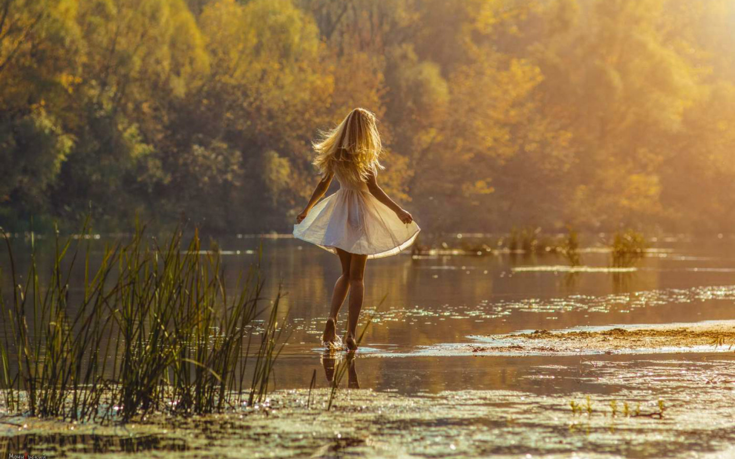 Превосходная милашка снимает белое платье на берегу реки