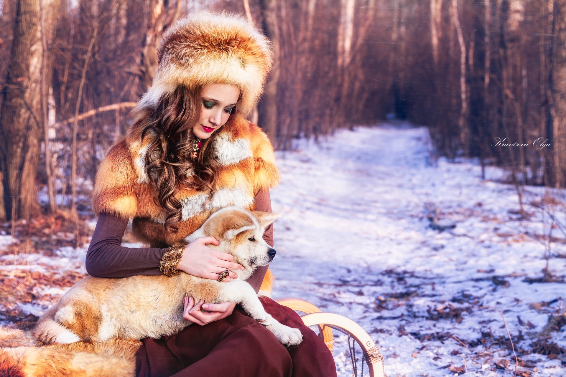 Рыжая русская девушка снимает меха и дрочит зимой на улице