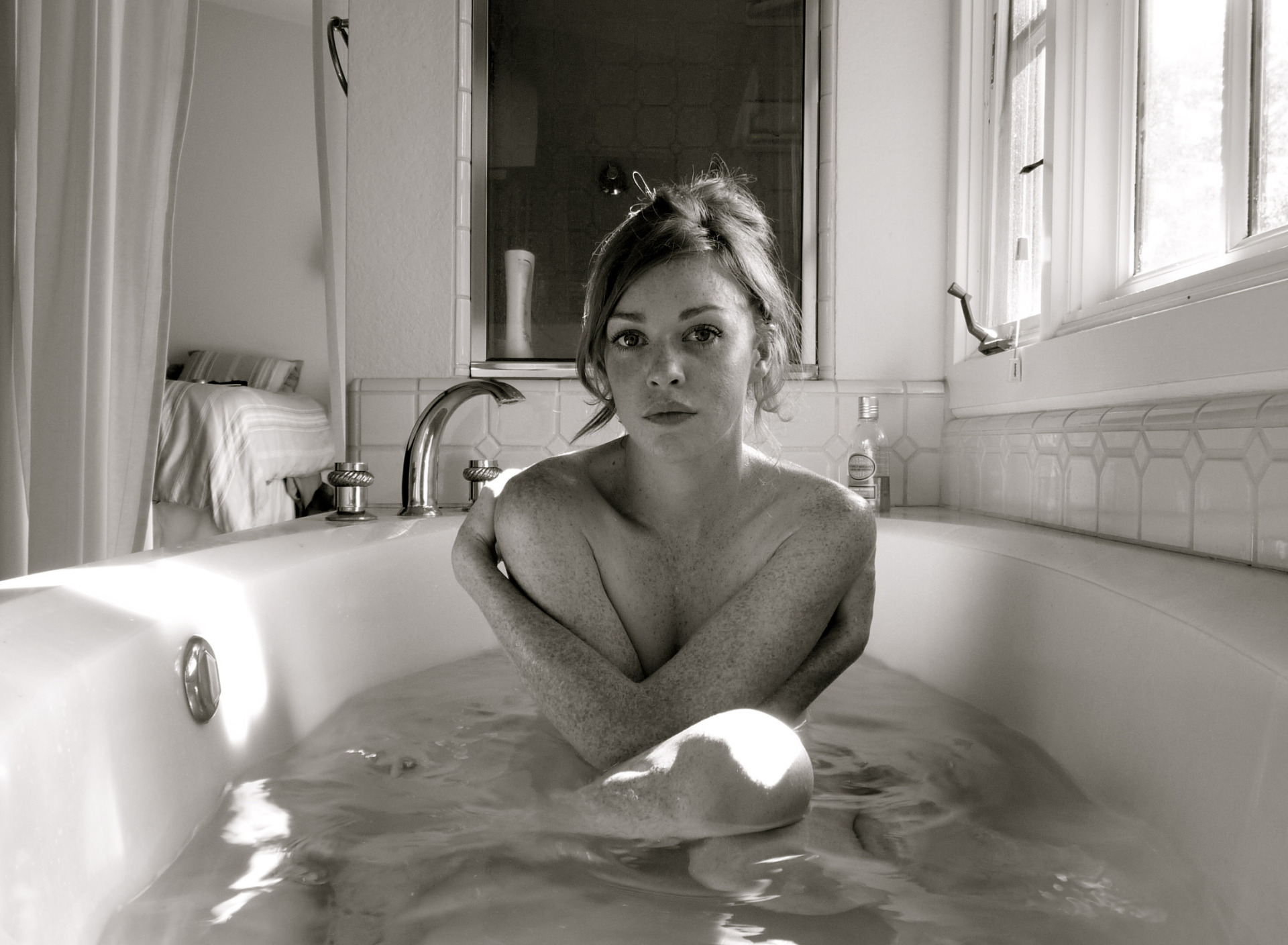 Просто интим фотки красотки Виолы Бейли позирующей голой в ванне