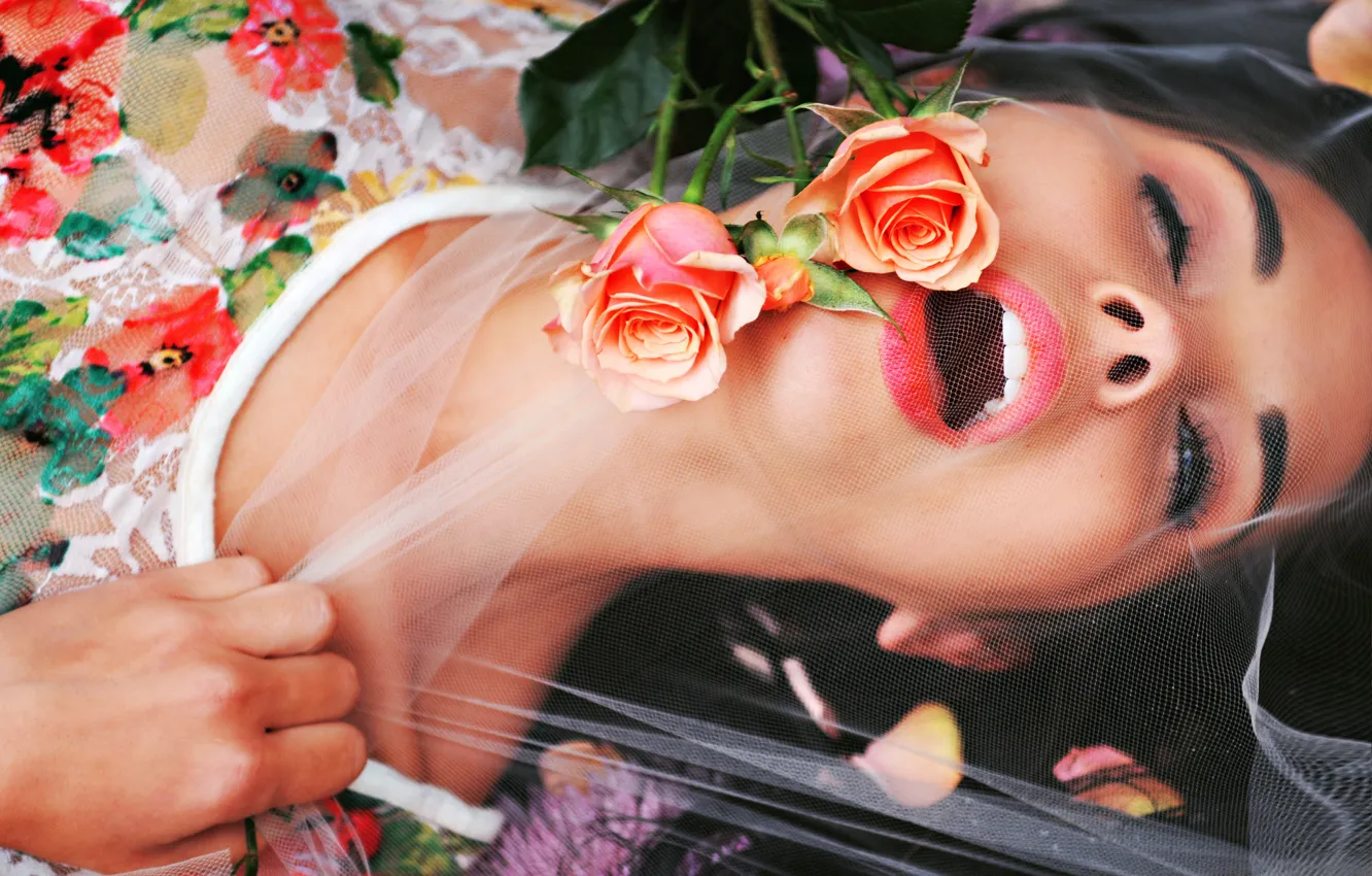 Лепестки роз осыпают голое тело куколки - секс фото 