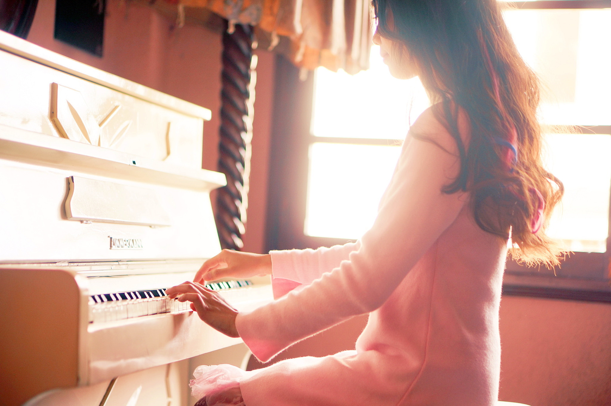 Пианистка светит сисями третьего размера в своей комнате