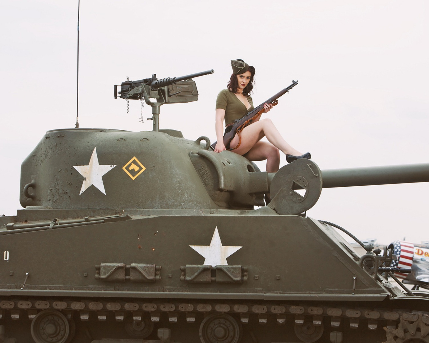 Обои для рабочего стола. девушка, оружие, танк, винтовка, средний, M4 Sherm...