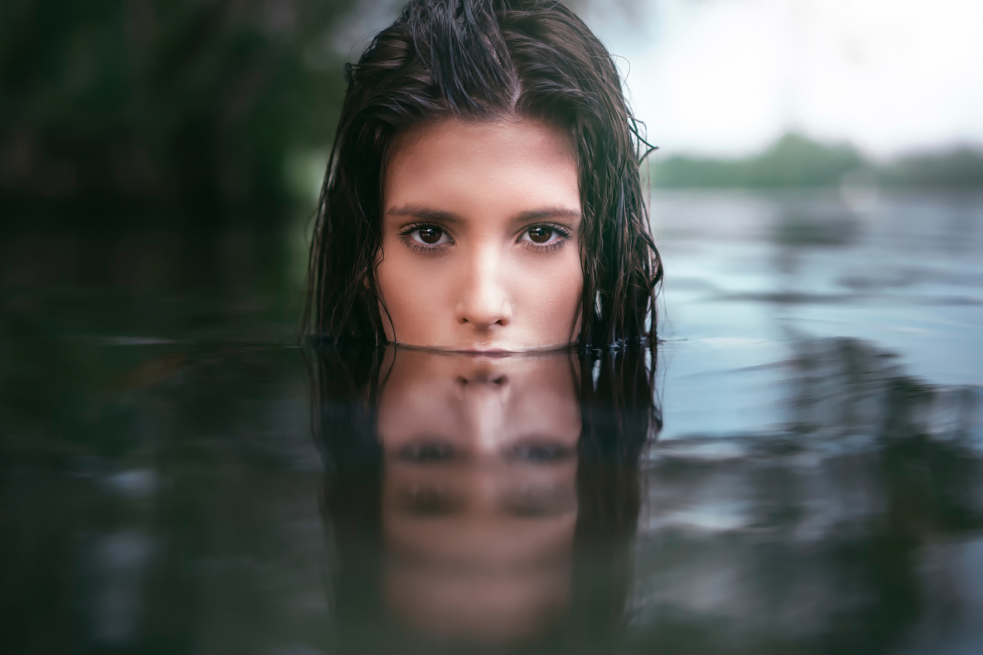 Девушка лицо из воды