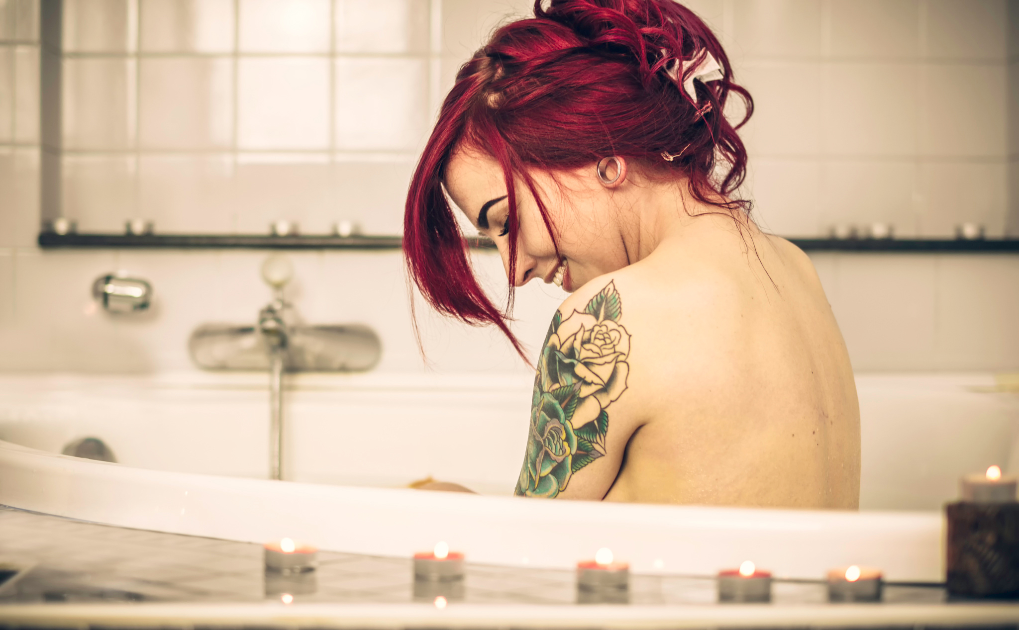 Рыжая девушка в ванной