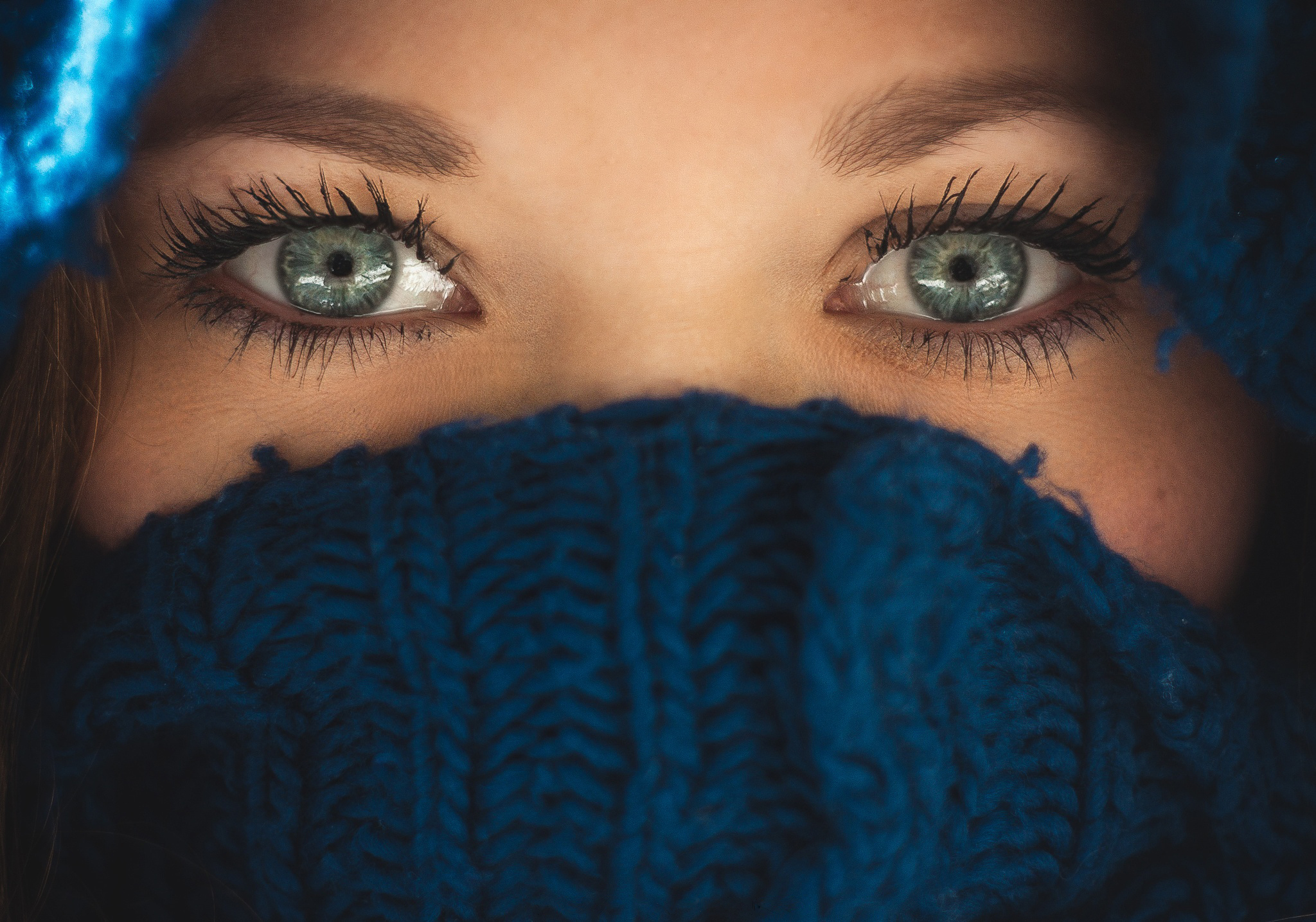 Голубая кофта синие глаза