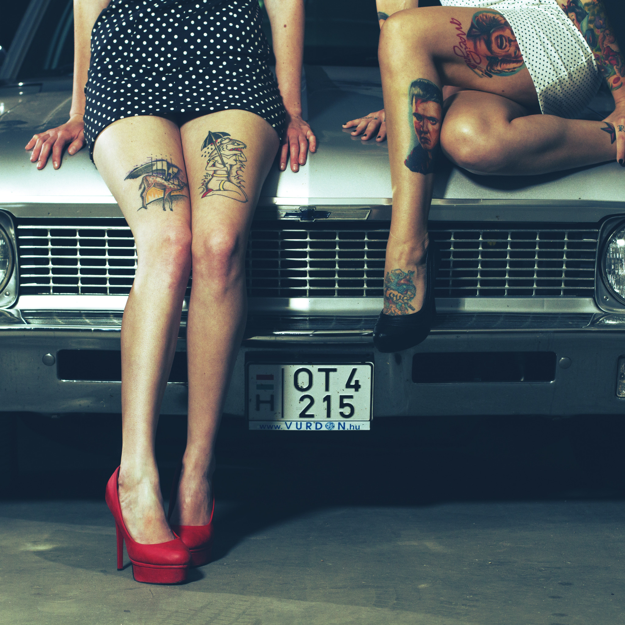 Девушки с татуировками на ногах в юбке