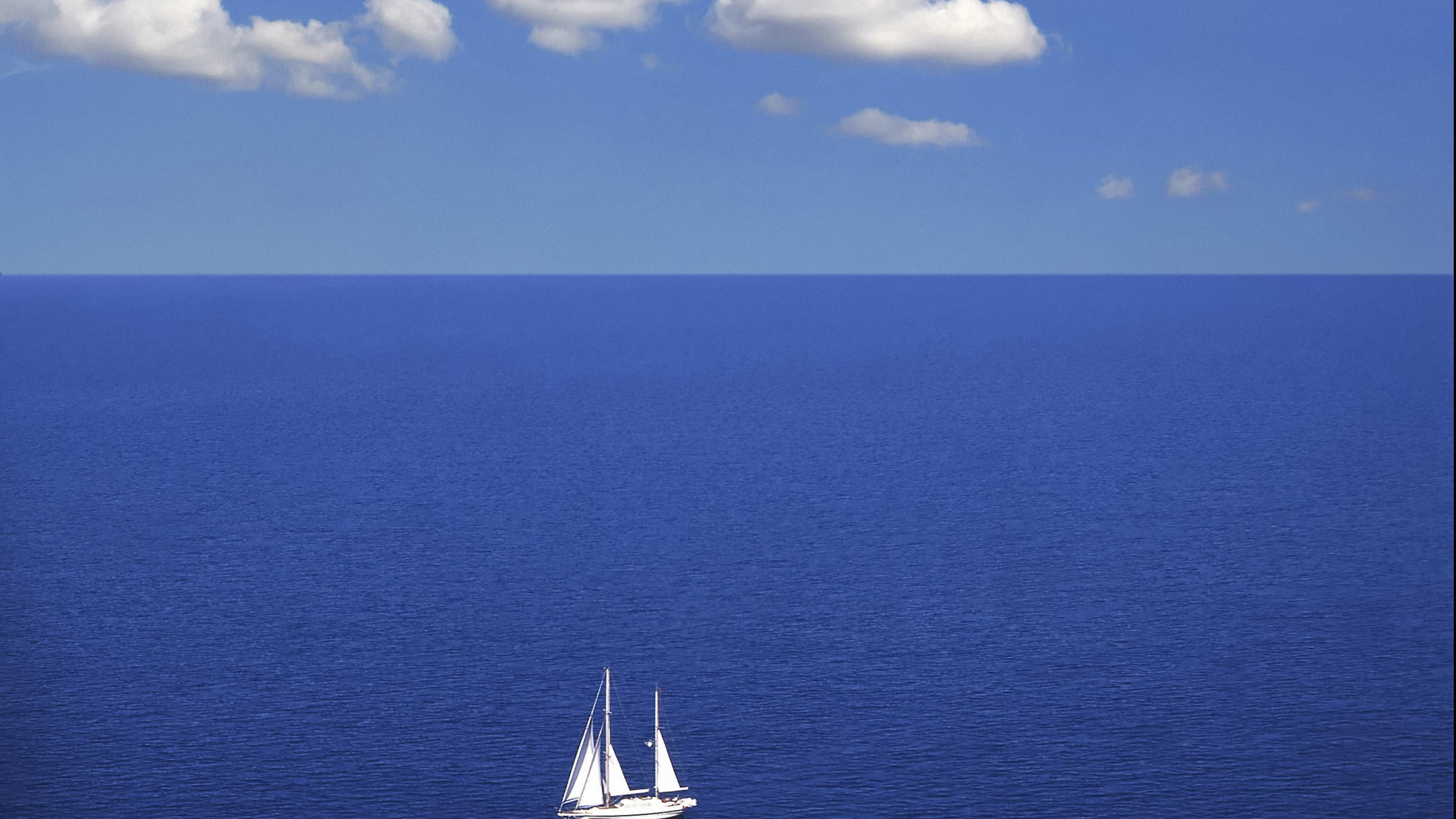 Скачать обои море, облака, синий, яхта, горизонт, раздел пейзажи в разрешен...