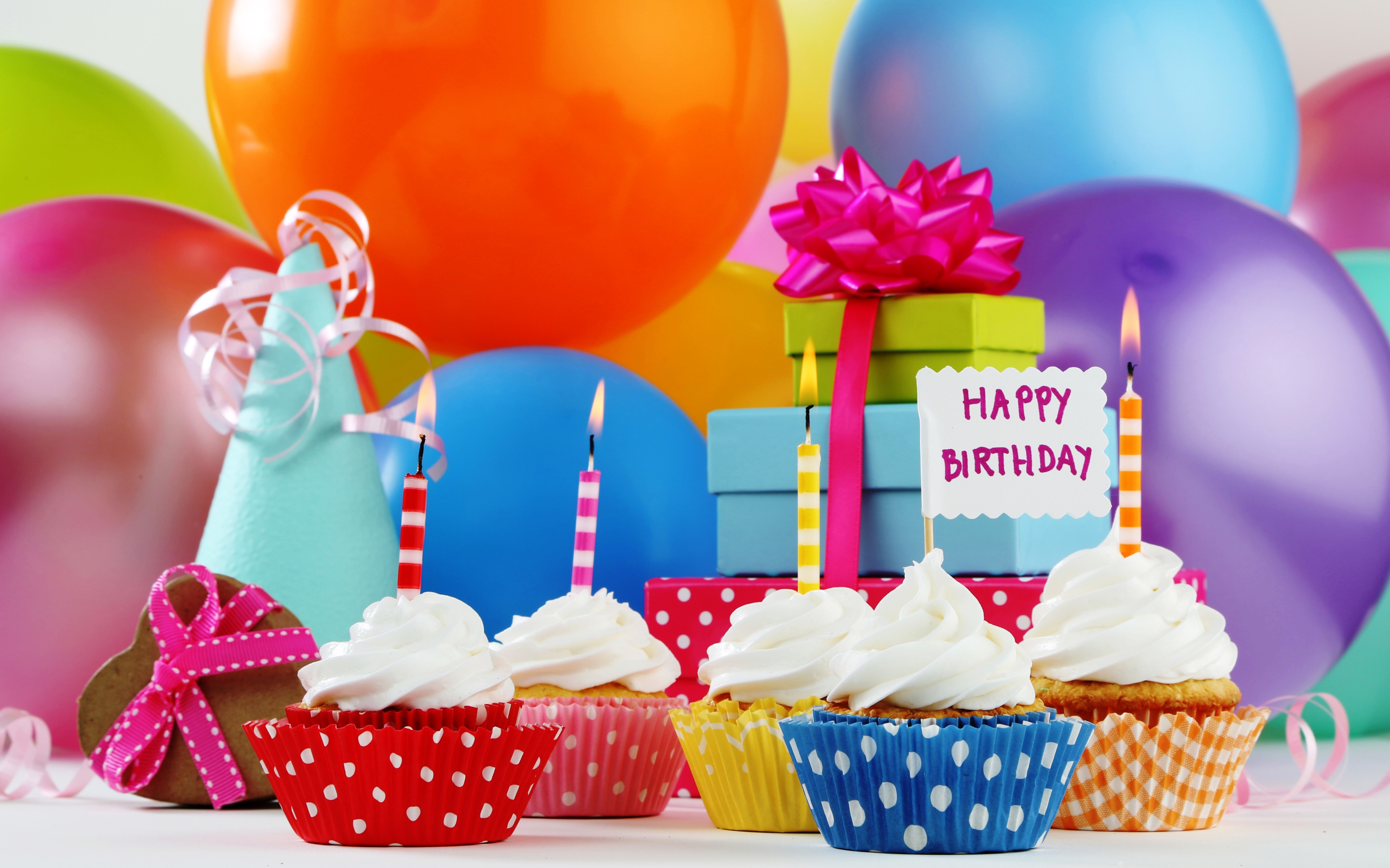 Скачать обои шары, свечи, подарки, Happy Birthday, cupcake, кексы, День Рож...