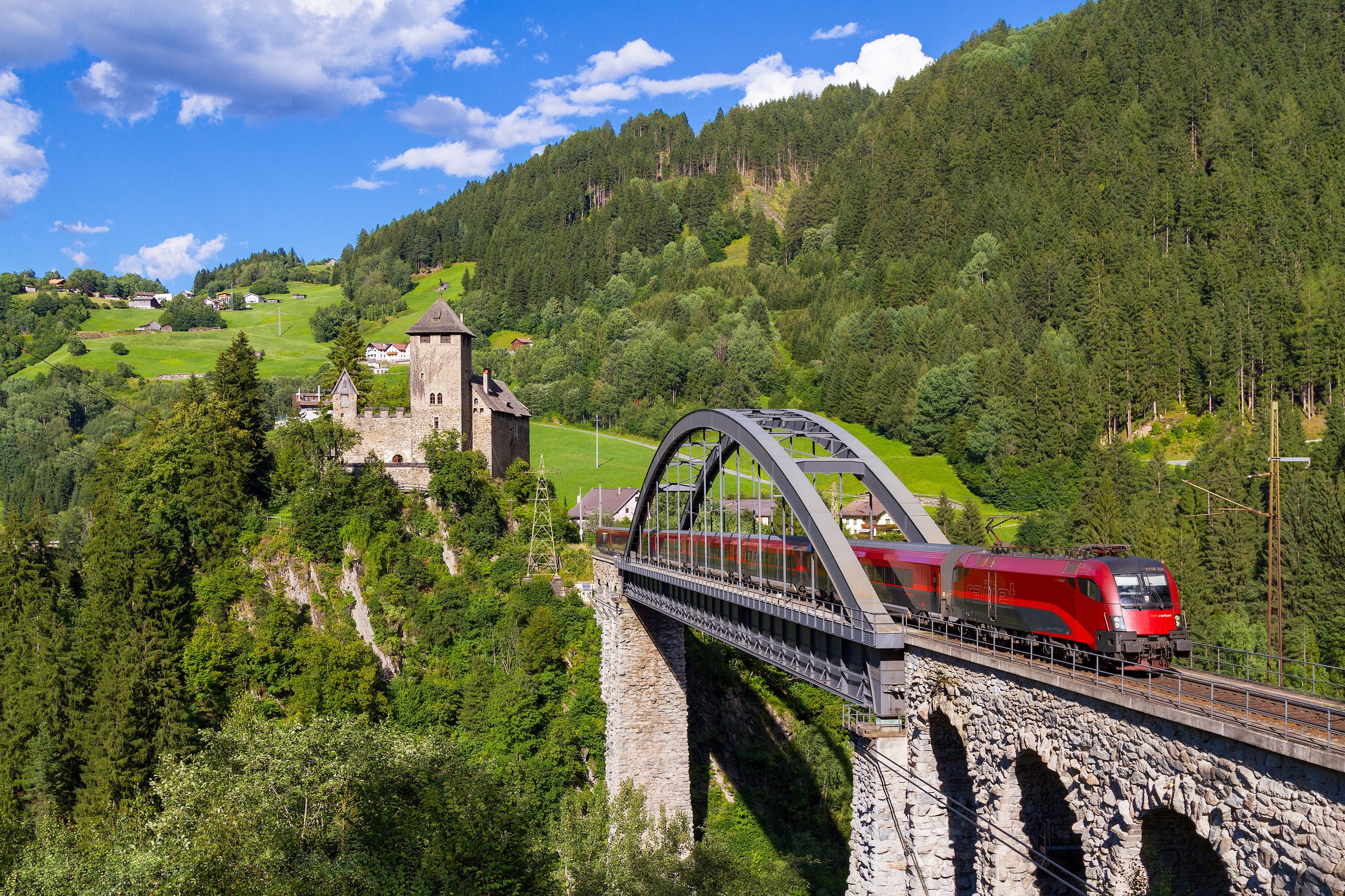 Австрийские поезда красиво выглядят на природном фоне