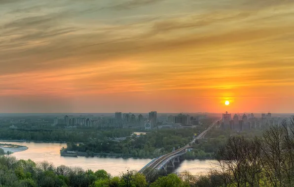 Картинка солнце, деревья, река, весна, Украина, Киев, Днепр, вид на город, Русановский мост