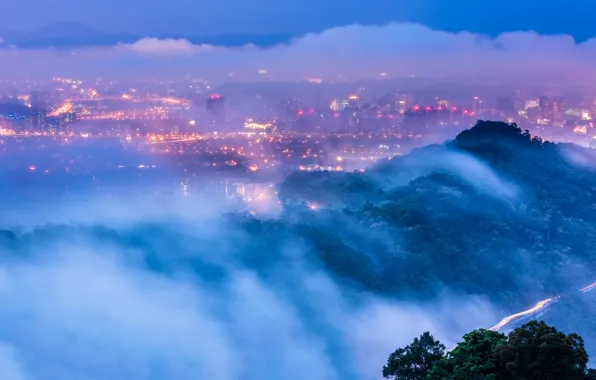 Картинка небо, облака, деревья, город, огни, туман, вид, высота, вечер, освещение, панорама, Тайвань, дымка, сумерки, синее, …