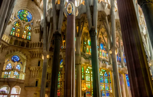 Картинка колонны, витражи, Испания, религия, Барселона, Храм Святого Семейства