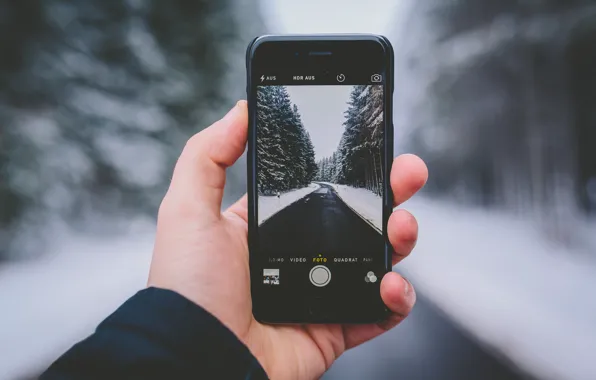 Картинка зима, дорога, лес, снег, деревья, пейзаж, фотография, iPhone, рука, боке