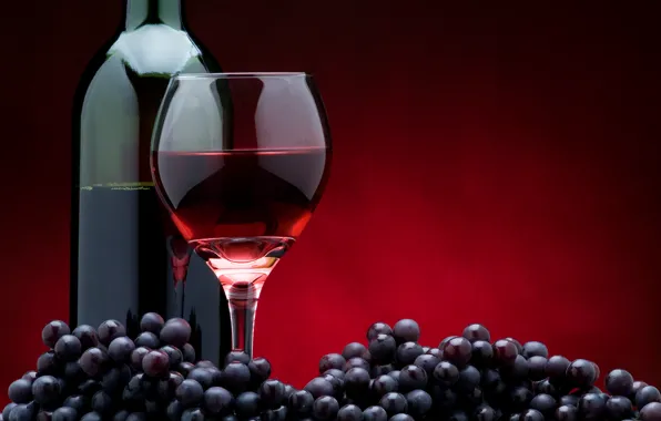 Картинка стекло, темный фон, вино, красное, бокал, бутылка, виноград