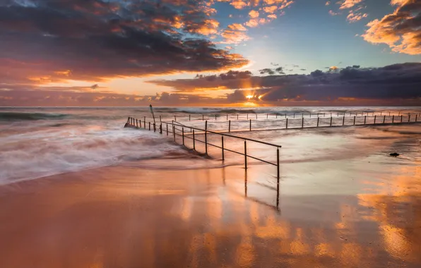 Картинка море, пляж, небо, солнце, облака, лучи, океан, ограда, цепи, австралия