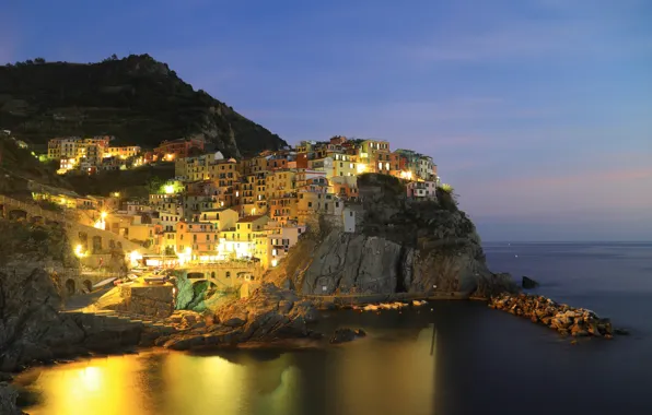 Картинка море, небо, горы, ночь, огни, скалы, деревня, Италия, Манарола, Лигурия, Марина лодки
