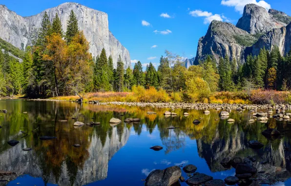 Картинка осень, лес, небо, облака, деревья, горы, озеро, отражение, река, камни, скалы, Yosemite, National Park, Sierra …