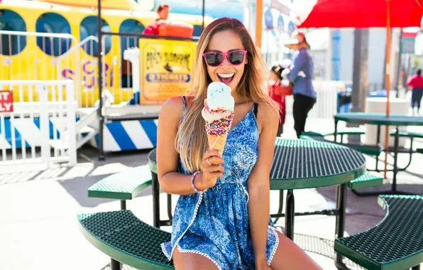 Картинка девушка, очки, мороженое
