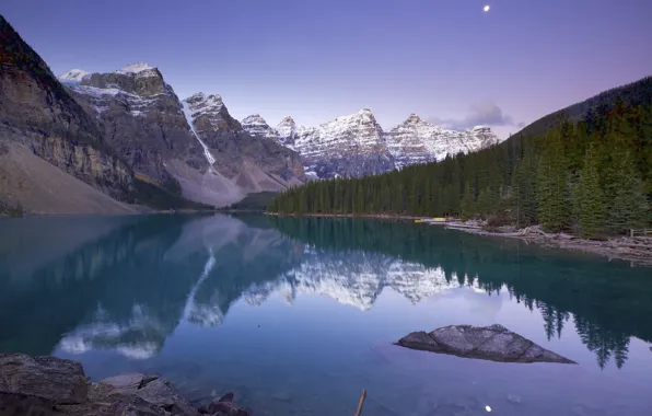 Картинка лес, небо, облака, деревья, горы, озеро, скалы, Канада, Alberta, Moraine Lake