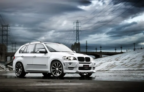 Картинка белый, тучи, бмв, внедорожник, tuning, BMW X5
