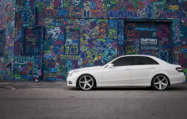 Картинка белый, граффити, тюнинг, Mercedes, диски, сбоку, тонировка, E Class