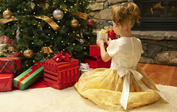 Картинка праздник, ковер, елка, новый год, платье, девочка, подарки, girl, камин, new year, елочные игрушки