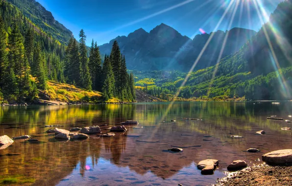 Картинка лес, деревья, горы, озеро, камни, берег, США, лучи солнца, Colorado, Maroon Bells