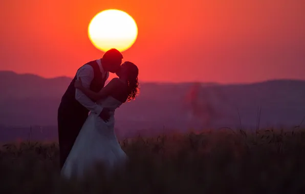 Картинка love, fireball, twilight, sunset, kiss, hill, couple, dusk, wedding, bride, silhouette, red sky, groom
