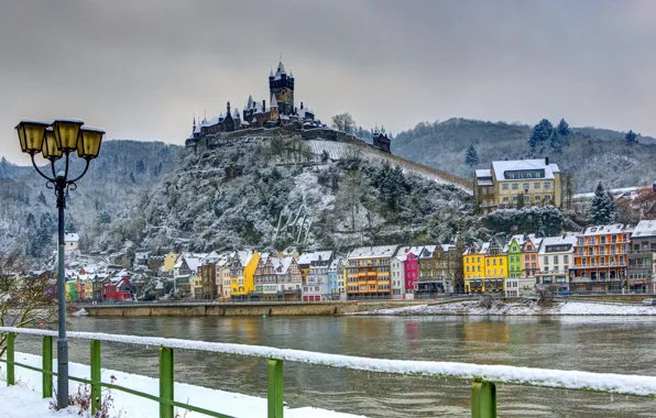 Картинка зима, снег, река, замок, дома, Германия, фонари, крепость, Burg, Cochem