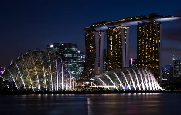 Картинка ночь, огни, река, здания, сооружение, Сингапур, набережная, Marina Bay Sands