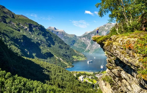 Картинка девушка, горы, скала, Норвегия, панорама, Norway, фьорд, Гейрангер-фьорд, Geiranger, Гейрангер, Geirangerfjord