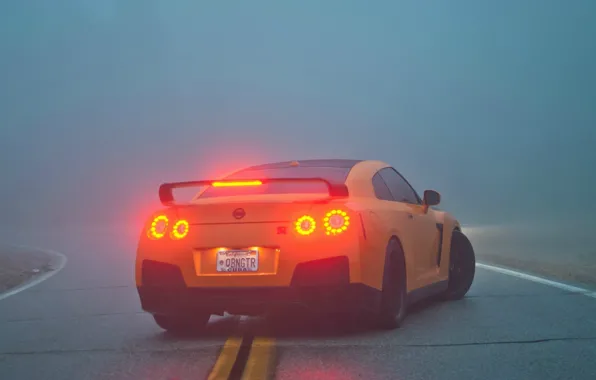Картинка туман, R35, Nissan GTR, стоп-сигналы