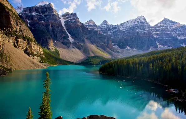 Картинка лес, небо, облака, снег, деревья, горы, озеро, Канада, canada, alberta, banff national park, Morraine Lake