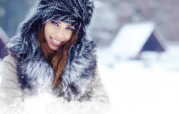 Картинка зима, взгляд, девушка, снег, радость, улыбка, дом, шапка, воротник, шатенка