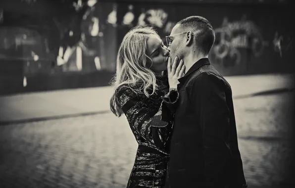 Картинка фото, улица, поцелуй, очки, блондинка, пара, черно-белое, мужчина, влюбленные, Guy Aroch, Кейт Босворт, Kate Bosworth