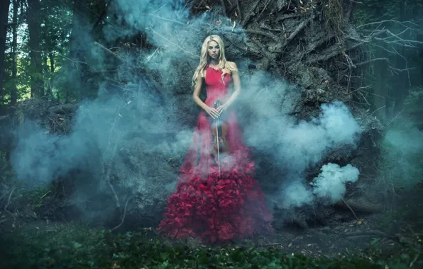 Картинка девушка, деревья, скрипка, дым, платье, блондинка, в красном, одна, смычок, в лесу