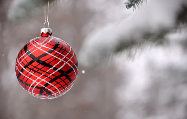 Картинка зима, снег, ветки, красный, природа, узоры, игрушка, шар, ель, шарик, размытость, Новый Год, Рождество, ёлка, …