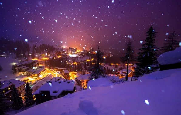 Картинка зима, свет, снег, деревья, горы, снежинки, ночь, город, здания, дома, ели, крыши, Альпы, Италия, ёлки, …