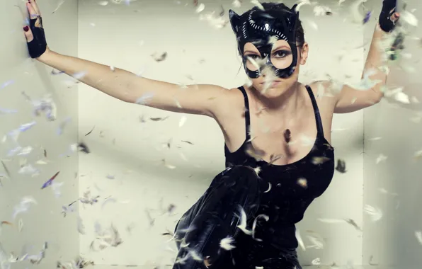 Картинка девушка, поза, сапоги, перья, майка, маска, пух, костюм, перчатки, в черном, женщина-кошка, Catwoman