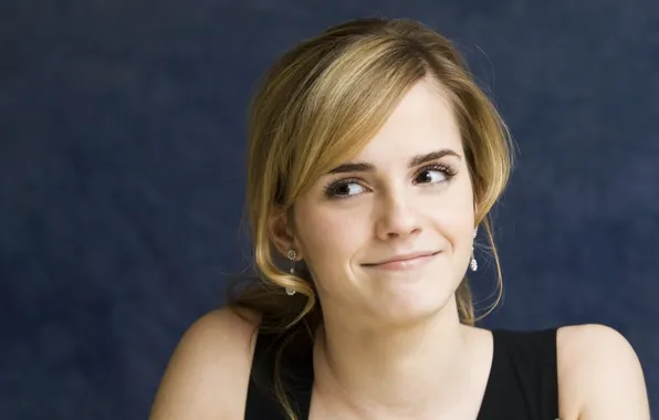 Картинка взгляд, улыбка, актриса, красотка, красивая, Эмма Уотсон, Emma Watson, синий фон, улыбается, фотомодель, весёлая, загадочная