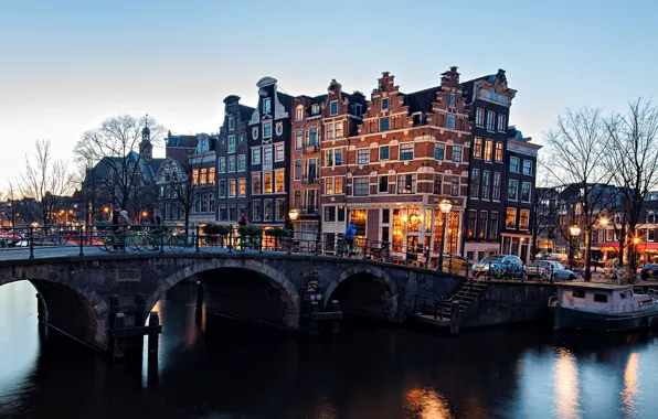 Картинка зима, мост, город, река, здания, вечер, Амстердам, фонари, канал, Нидерланды, велосипедисты, Amsterdam, Nederland