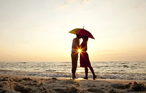 Картинка песок, море, пляж, лето, вода, девушка, любовь, река, зонтик, фон, widescreen, обои, романтика, настроения, женщина, …