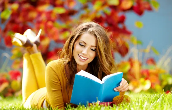 Картинка осень, трава, листья, девушка, улыбка, книга, шатенка, читает