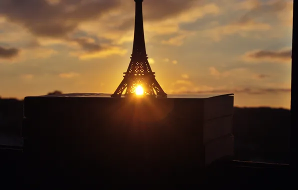 Картинка солнце, закат, книги, окно, статуэтка, Эйфелева башня, La tour Eiffel