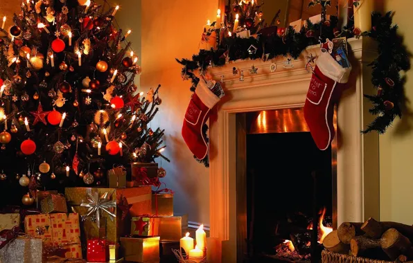 Картинка комната, огонь, елка, свечи, зеркало, подарки, дрова, ёлка, камин, Праздник, новогодние игрушки