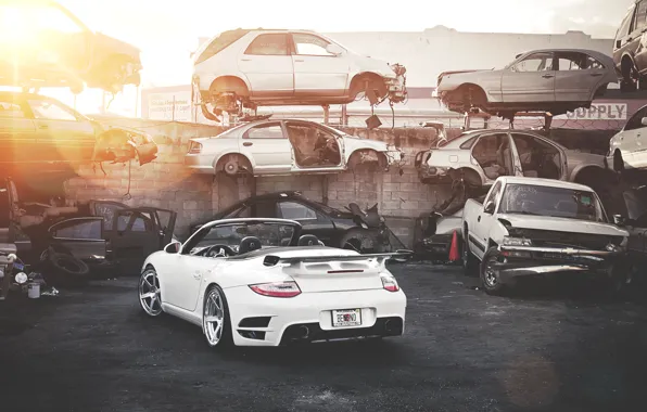 Картинка белый, солнце, 911, Porsche, свалка, white, родстер, порше, блик, Turbo, битые авто, авто хлам