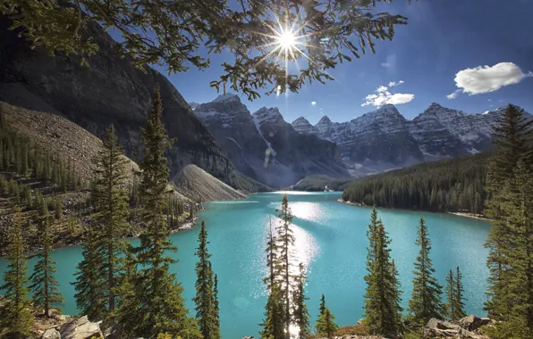 Картинка лес, небо, солнце, облака, деревья, горы, озеро, скалы, Канада, Alberta, Moraine Lake