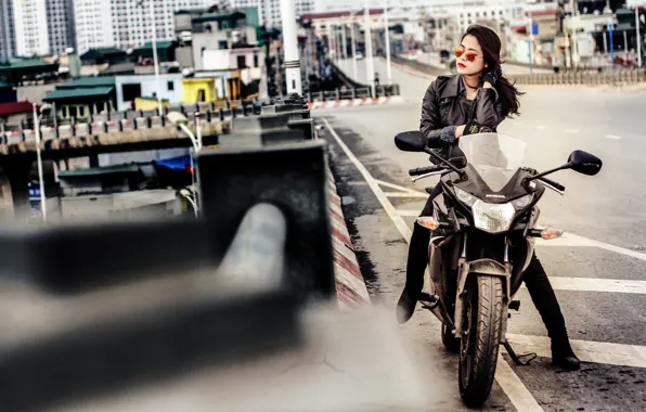 Картинка девушка, город, улица, очки, мотоцикл, Honda